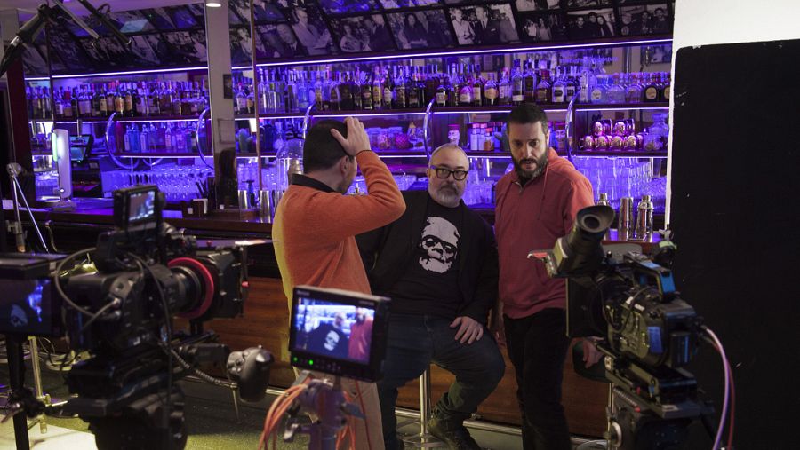 El director Álex de la Iglesia en el rodaje de "El barman de las estrellas"