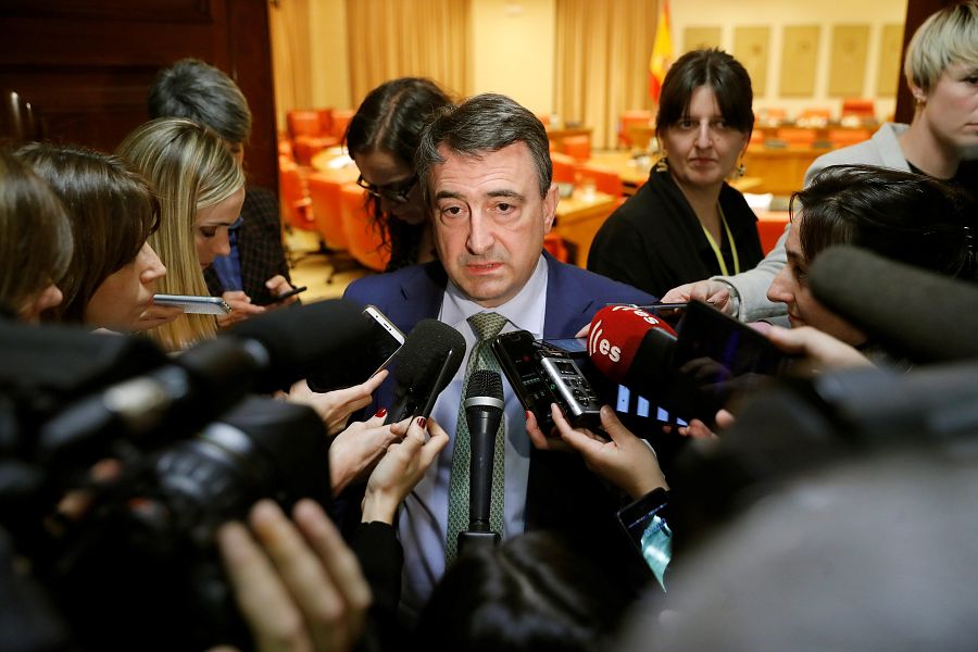 El diputado del PNV Aitor Esteban atiende a la prensa tras la reunión de la Diputación Permanente.