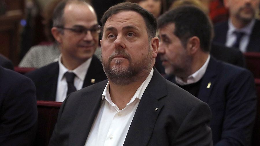 El exvicepresidente de la Generalitat, Oriol Junqueras, junto a otros líderes independentistas en el banquillo del Tribunal Supremo durante el juicio del "procés".