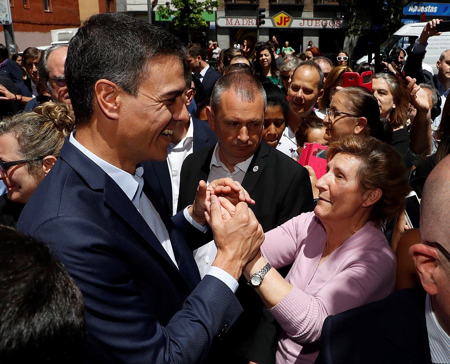 Pedro Sánchez da un paseo por Puente de Vallecas con Gabilondo y Pepu Hernández