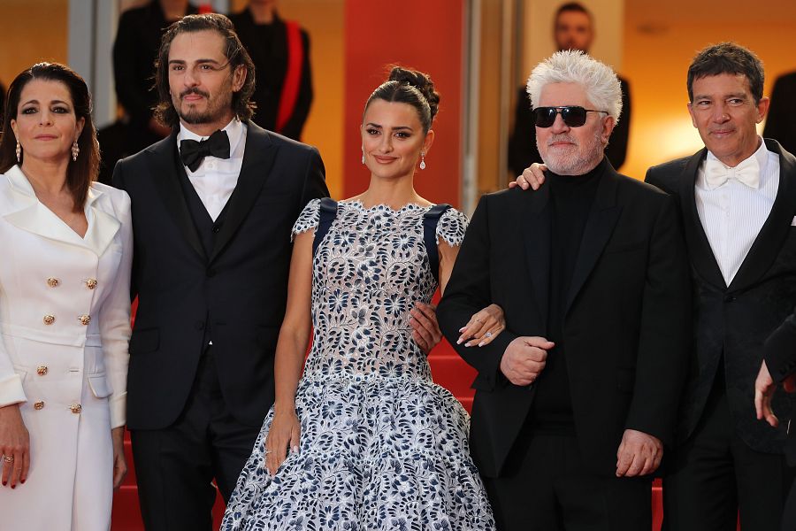  Nora Navas,  Asier Etxeandia, Penélope Cruz, Antonio Banderas y Pedro Almodóvar posan para la proyección de la película.