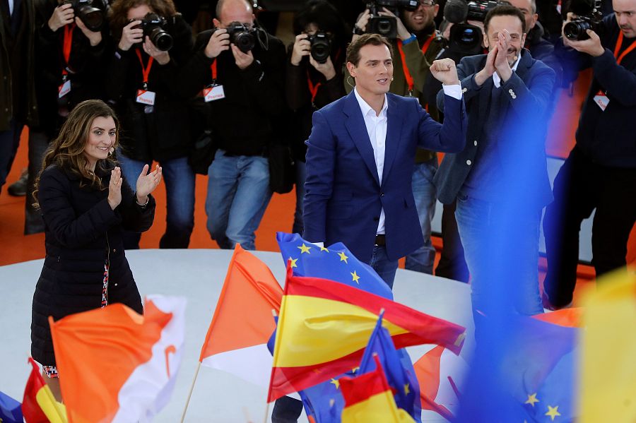 Sara Giménez, en un mitin de la campaña de las generales, junto a Albert Rivera.