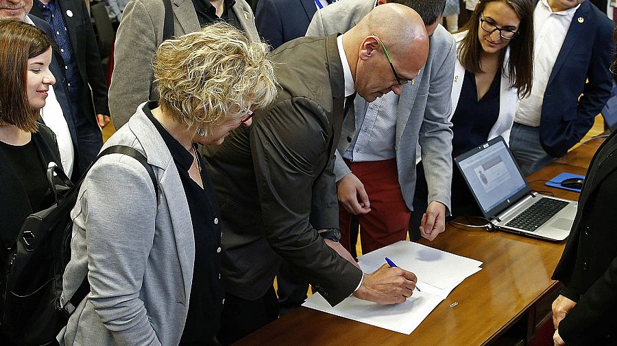 El senador de ERC, en prisión provisional por la causa del 'procés', Raül Romeva, recoge su acta