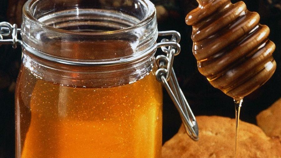 La miel, uno de los productos obtenidos de las abejas
