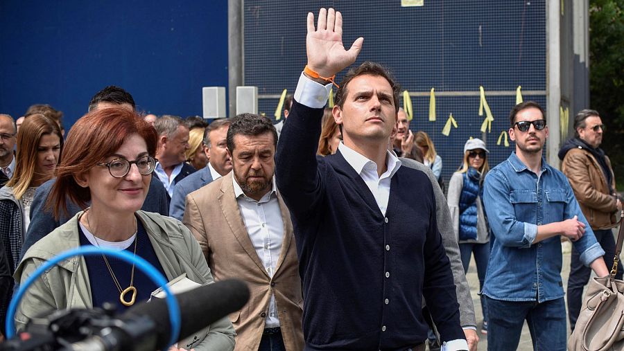 El presidente de Ciudadanos, Albert Rivera, y la candidata al Parlamento Europeo Maite Pagazaurtundua, acompañados por otros dirigentes de su partido, participan en un homenaje a las víctimas del terrorismo en Ugao-Miraballes, la localidad natal del