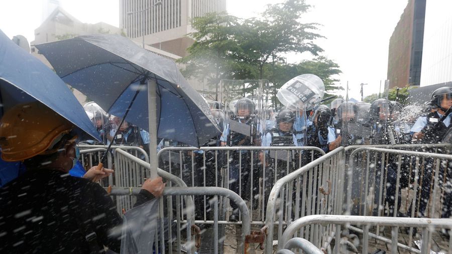 La polic&iacute;a dispara gases lacrim&oacute;genos contra manifestantes durante la protesta contra el proyecto de ley de extradici&oacute;n, cerca del Consejo Legislativo, en Hong Kong.