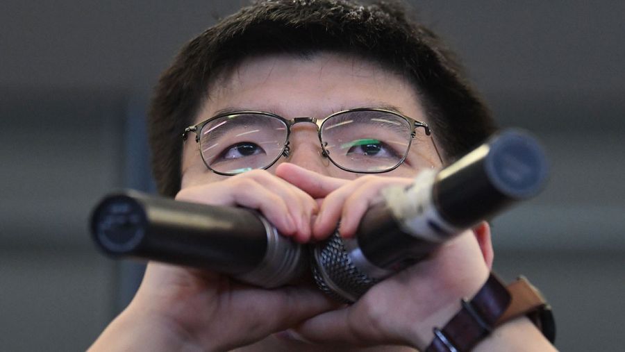 El activista Joshua Wong, recién salido de prisión por su participación en la "revolución de los paraguas" se dirige a los manifestantes