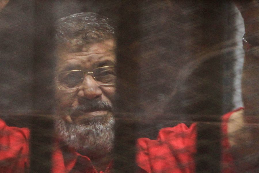El expresidente egipcio, Mohamed Morsi, juzgado en el Cairo (Egipto) en 2016.