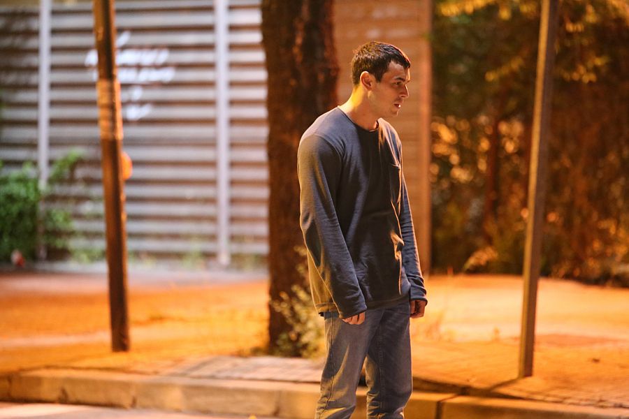 Mario Casas interpreta a un buen chico que conoce a una inqiuetante mujer