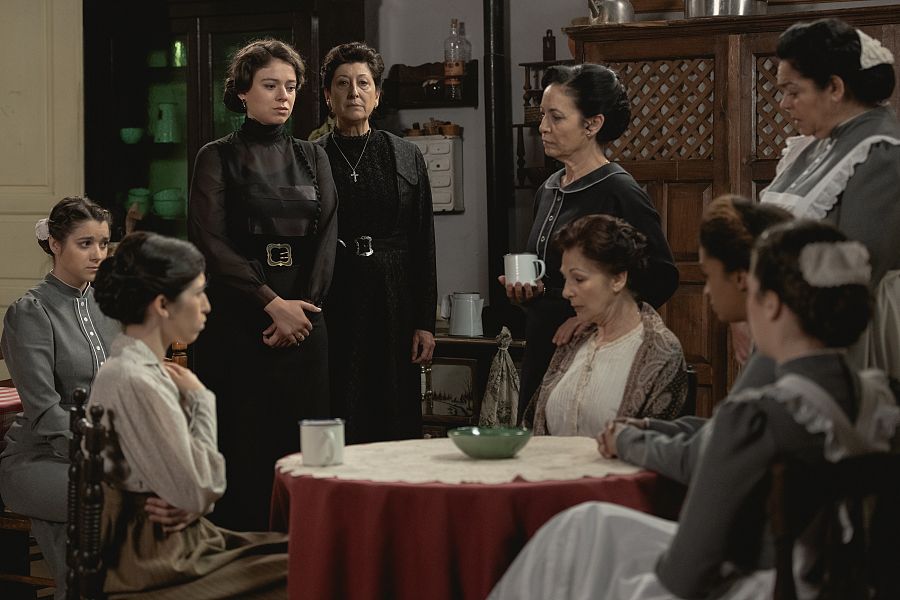 Genoveva se presenta en el altillo