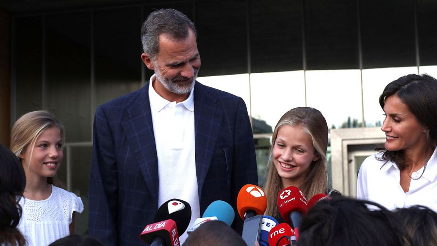 Los reyes Felipe y Letizia, junto a sus hijas, la princesa Leonor y la infanta Sofía, a la salida del Hospital Clínico Quirón de Pozuelo de Alarcón