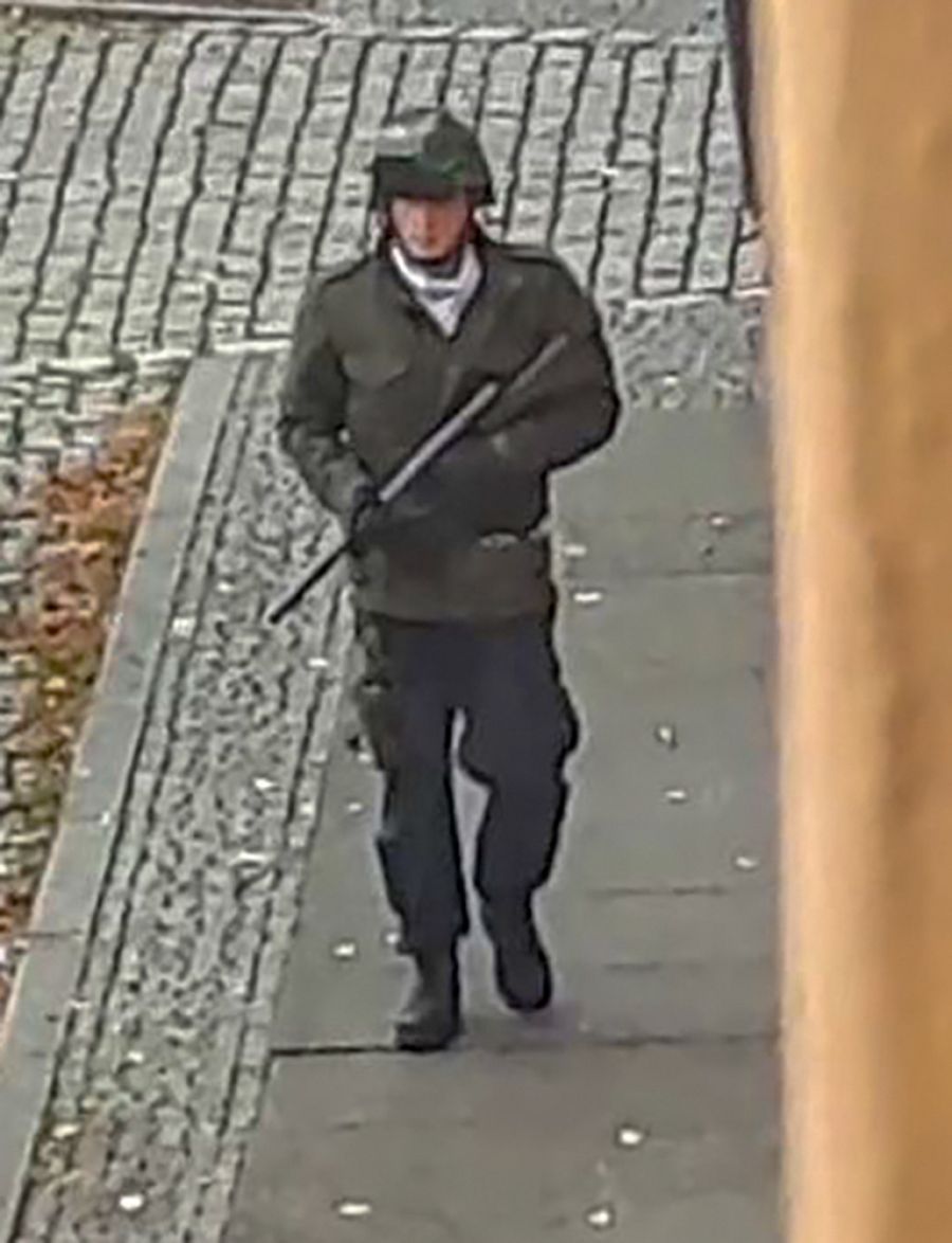 El atacante camina por las calles de Halle