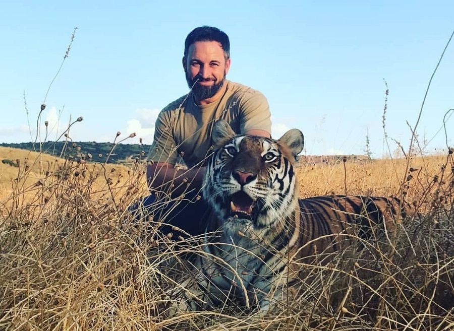 Vox ha contestado al vídeo de Rivera con una imagen de Santiago Abascal con un tigre y este mensaje: "Que dice Rivera que se lleva un ayudante al debate, Santiago Abascal también".