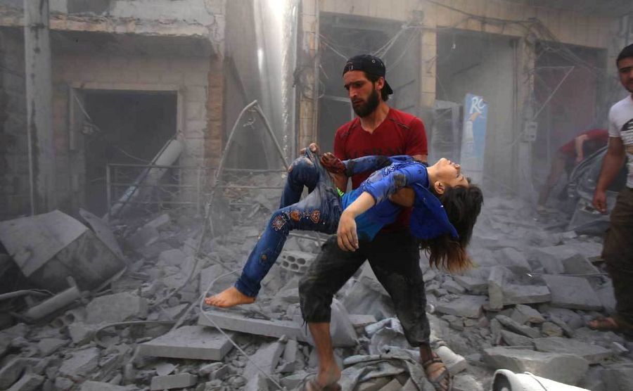 Un hombre evacua a un joven bombardeado luego de un ataque aéreo reportado por las fuerzas del régimen y sus aliados en la ciudad siria de Maaret Al-Noman, en la provincia de Idlib, en el sur del país