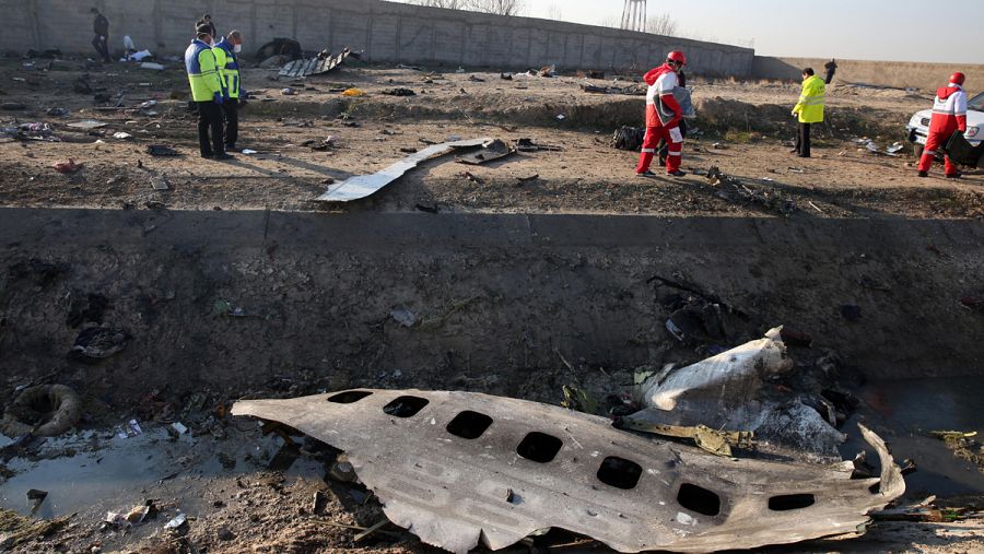 Los servicios de emergencia donde se ha estrellado el Boeing 737-800 ucraniano