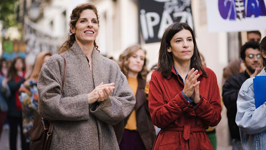 Cuéntame cómo pasó - Inés y Belén en la manifestación en contra de la guerra
