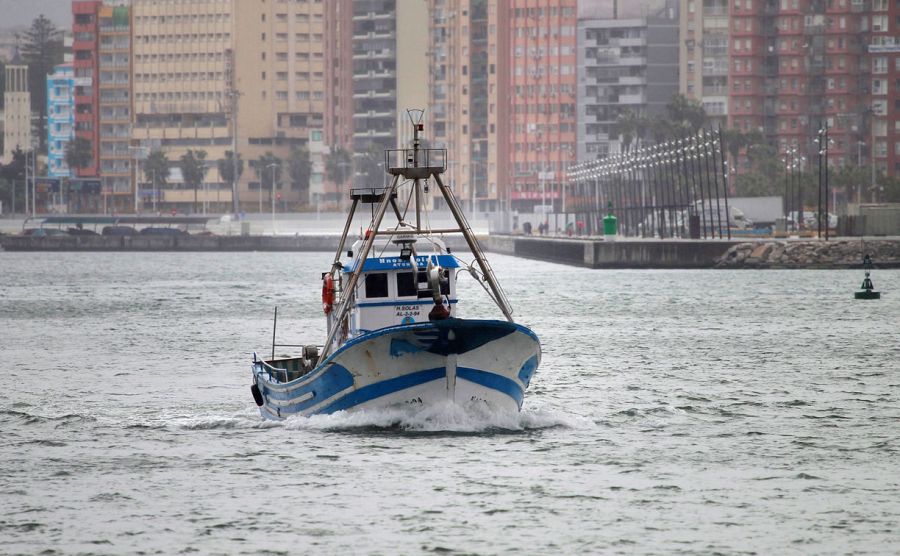 Un pesquero con base en Algeciras sale a faenar.