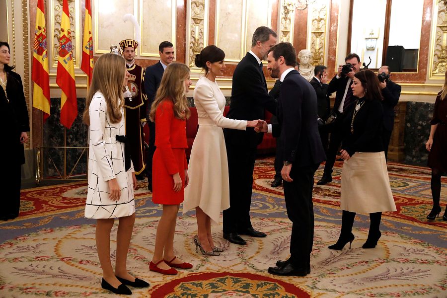 Pablo Casado (PP) saluda a los reyes en el salón de los Pasos Perdidos del Congreso.