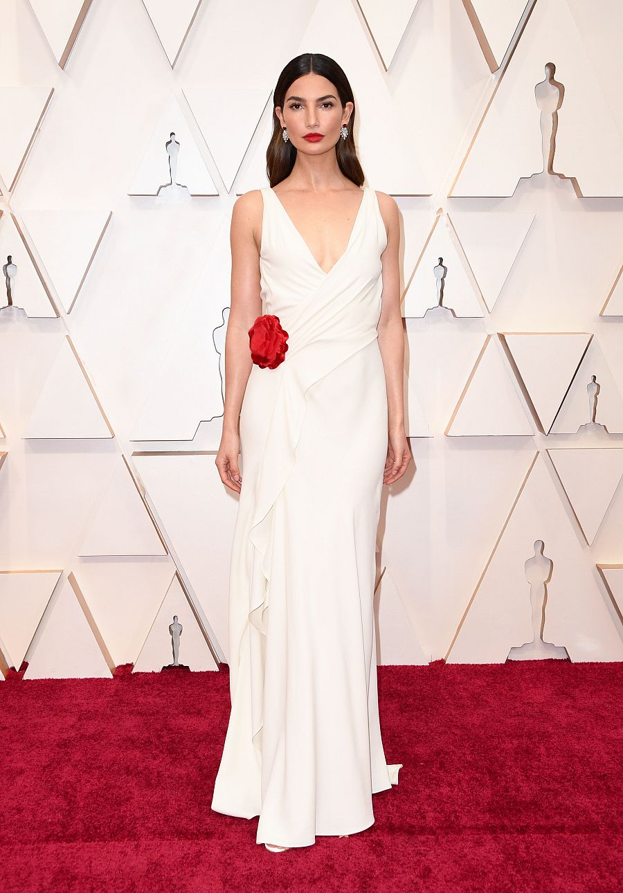 Lily Aldrige posa en la alfombra roja de los Oscar 2020 con un Ralh Lauren de 2013