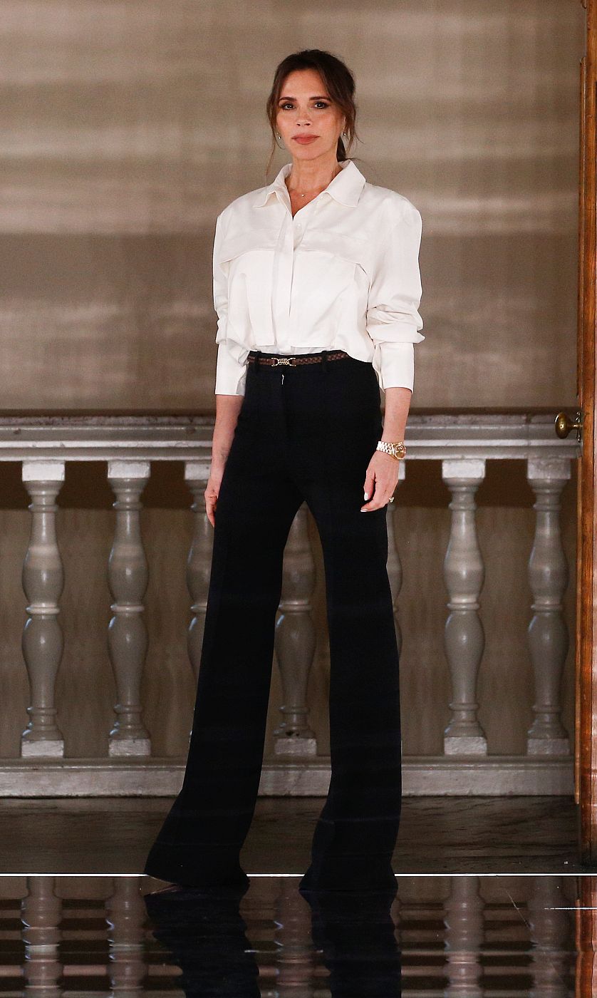 Victoria Bekham saluda a los asistentes de su desfile en la London Fashion Week