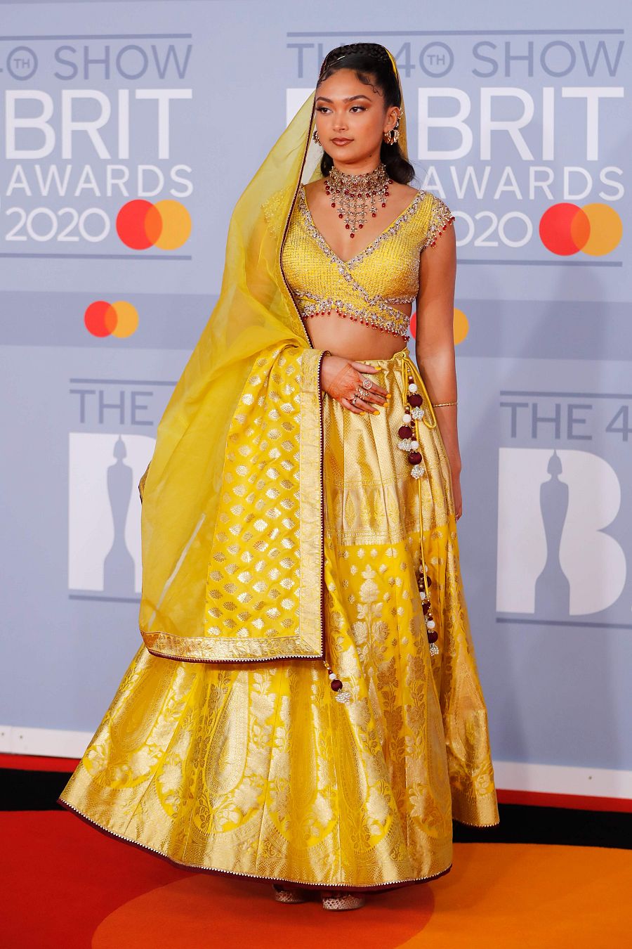 La cantautora Joy Crookes, fiel a sus raíces con un tres piezas amarillo de inspiración india