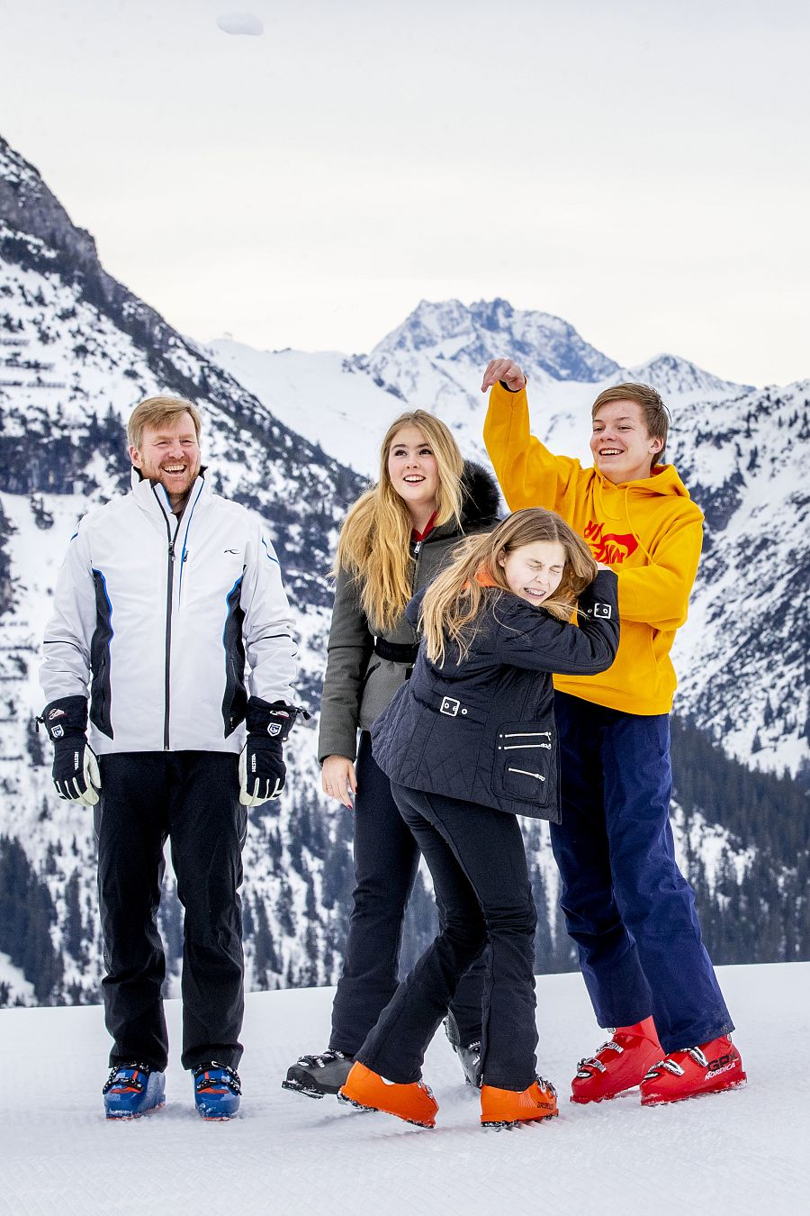 El rey Guillermo Alexander con la princesa Amalia y el conde Claus Casimir