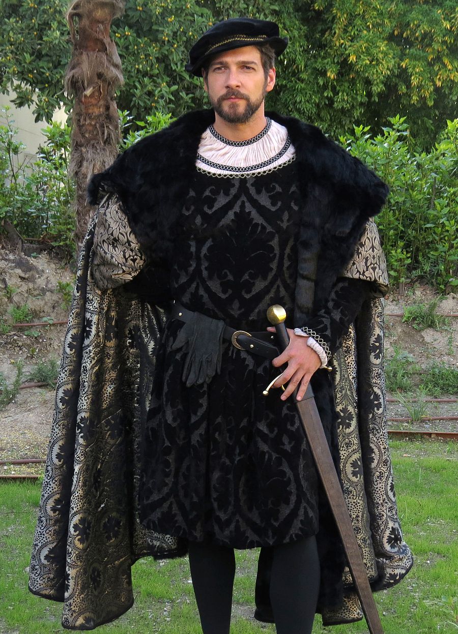 El actor Félix Gómez durante el rodaje de la serie "Carlos Rey Emperador" en Granada