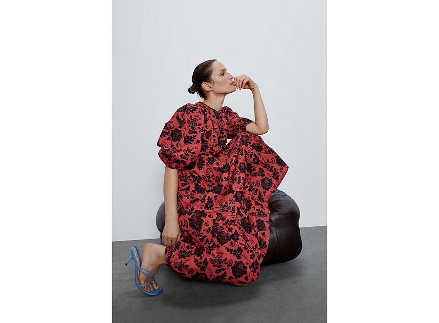 Vestido maxi de estampado floral de manga abullonada largo y over size de Zara