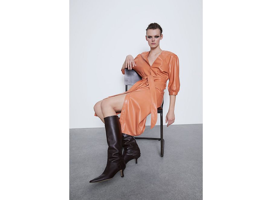 Vestido de polipiel naranja de estilo camisero con lazo en la cintura