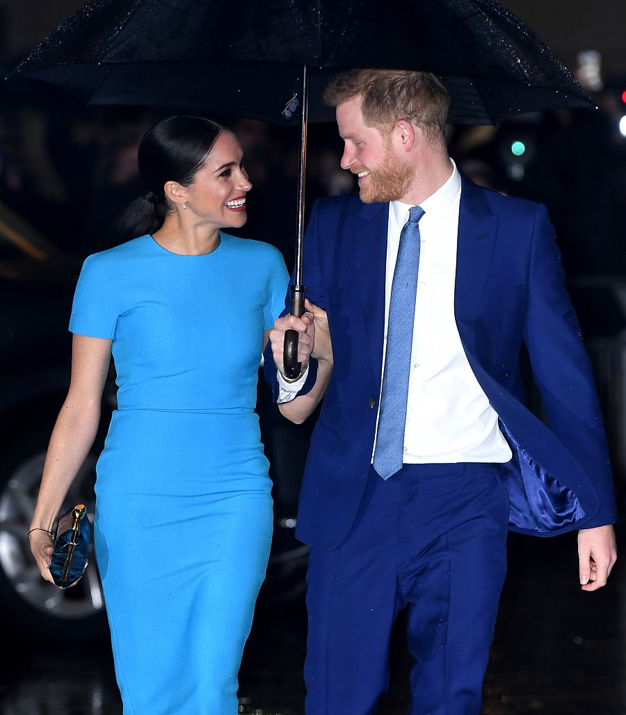Los Duques de Sussex muy sonrientes llegando a la entrega de los premios Endeavour
