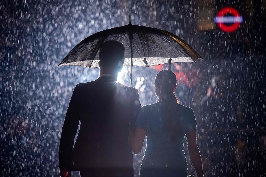 El Príncipe Harry y Meghan Markle posan ante los fotógrafos bajo la lluvia el día de su reaparición en Inglaterra