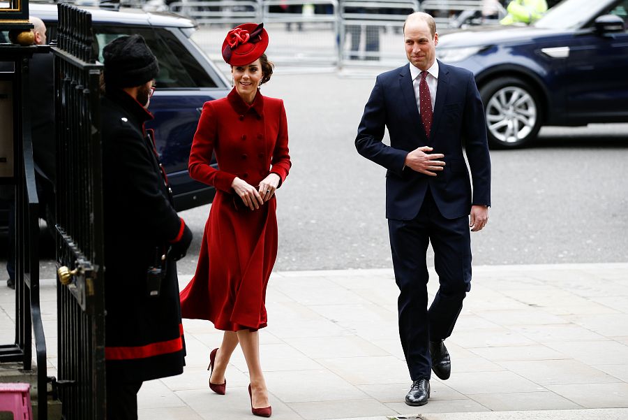 La duquesa de Cambridge ha elegido un vestido rojo burdeos para el acto del día de la Commonwealth