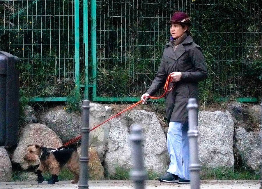 La Infanta Elena aprovecha los paseos de su mascota para desconectar de la cuarentena