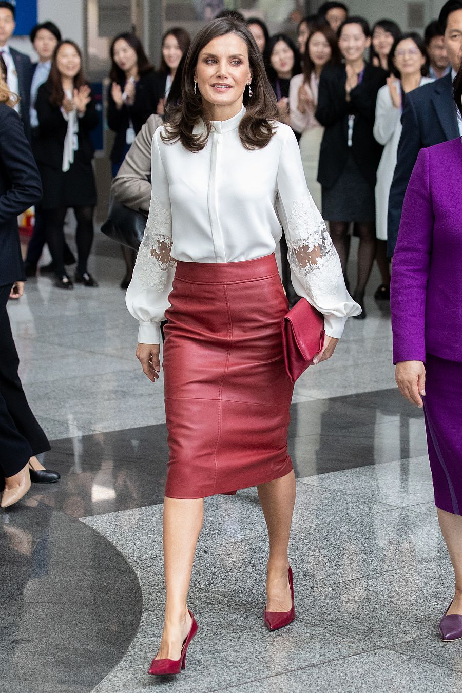 Meghan Markle también tiene esta falda de tubo de cuero rojo, firmada por Hugo Boss