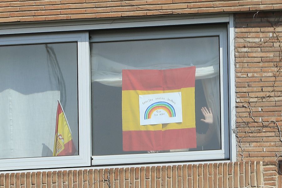 Ventana de la casa de la Infanta Elena con un mensaje de ánimo a los sanitarios españoles y a sus vecinos donde se lee "Todo irá bien" debajo de un arcoiris, signo de la lucha contral la pandemia por coronavirus