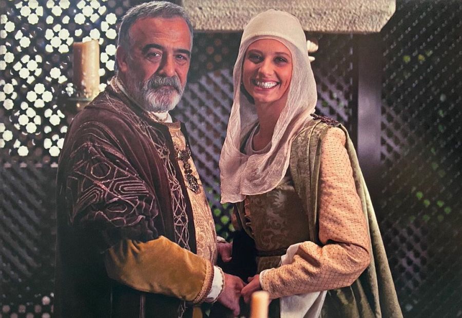 Michelle Jenner con su padre en el rodaje de 'Isabel'