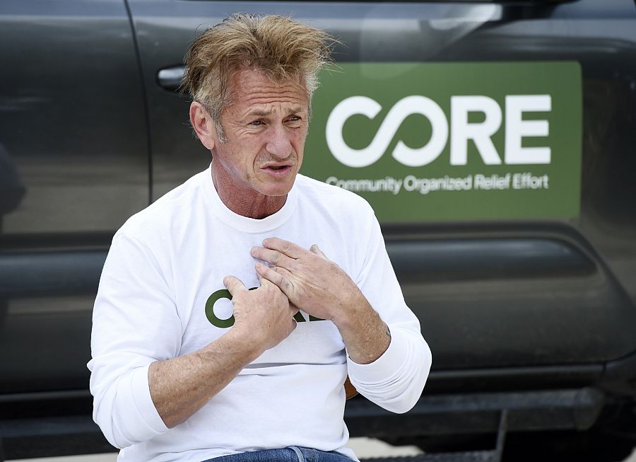 Sean Penn explica a los medios su dolor por el Covid 19 y los esfuerzos que hace su organización benéfica que ha instalado un hospital de campaña donde se realizan test rápidos de coronavirus a la población sin recursos