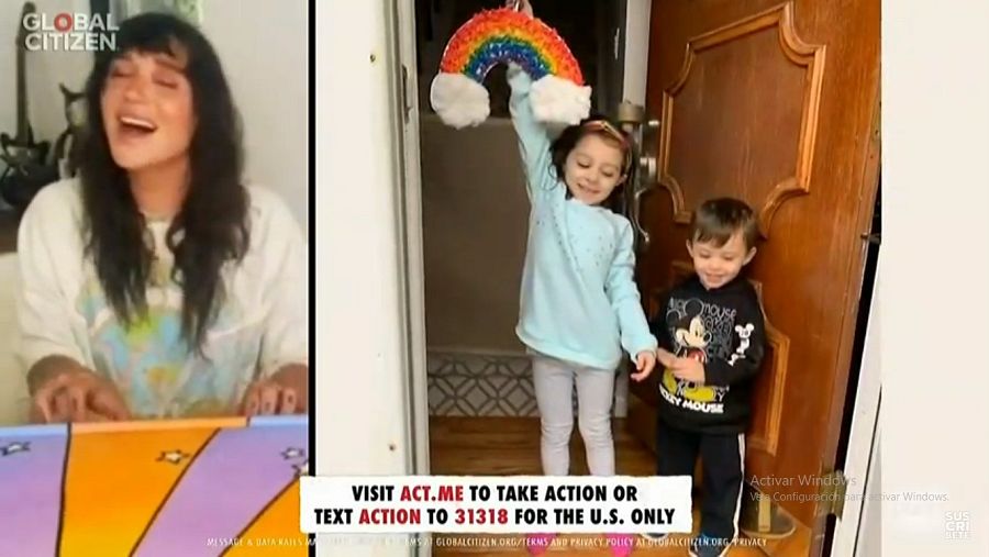 Ke$ha se rodea de niños para cantar "Rainbow", una canción sobre la esperanza