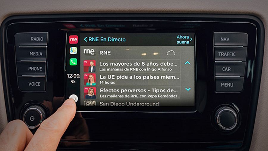 Imagen de la aplicación RNE en un coche compatible con CarPlay.