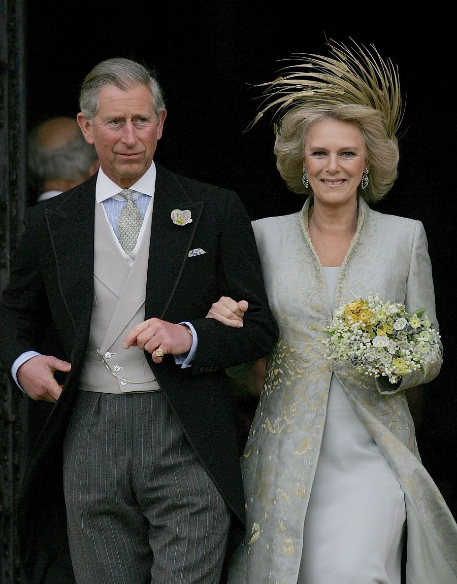 Carlos de Inglaterra y Camilla abandonando la capilla de San Jorge tras la bendición de su enlace civil