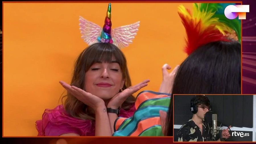 Maialen, princesa-unicornio, posa mientras Flavio graba su canción de esta semana