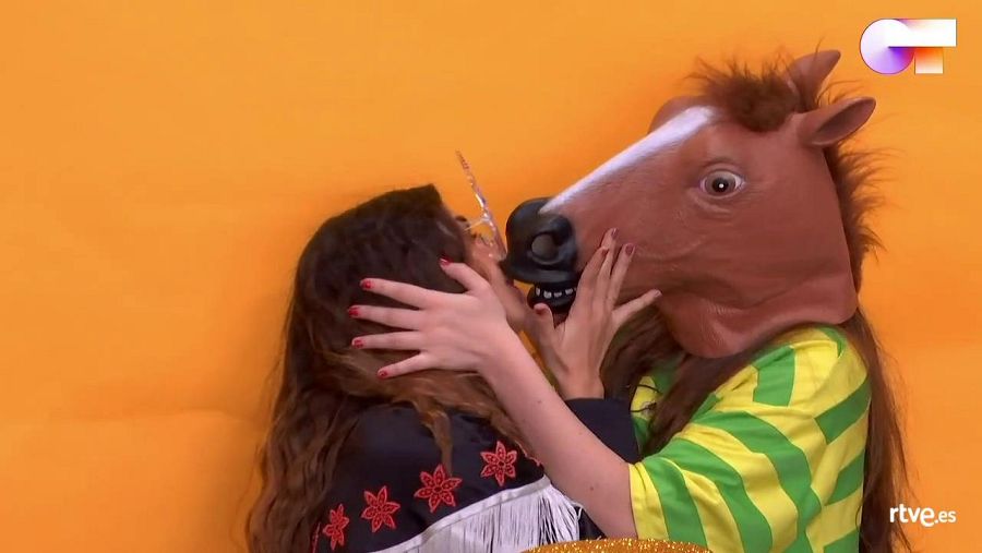 El "beso" entre Anajú y Eva, con una careta de caballo