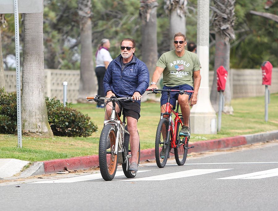 Los actores Arnold Schwarzenegger y Ralf Moeller montan juntos en bici en Los Ángeles, California.
