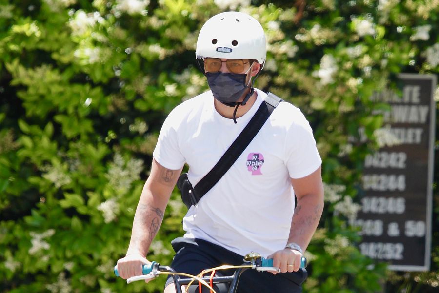 El cantante Joe Jonas monta en bici por Los Ángeles.