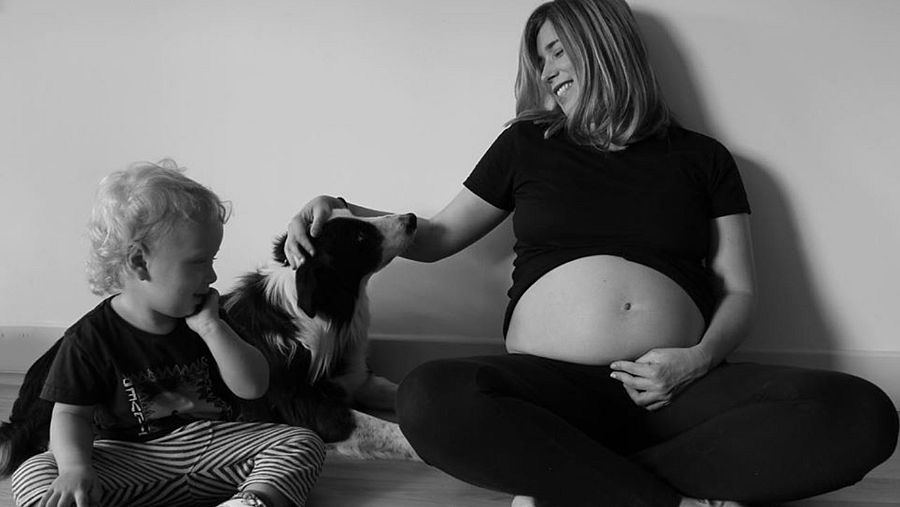 Cristina Boscá, embarazada de cinco meses, junto a su hijo Gabriel