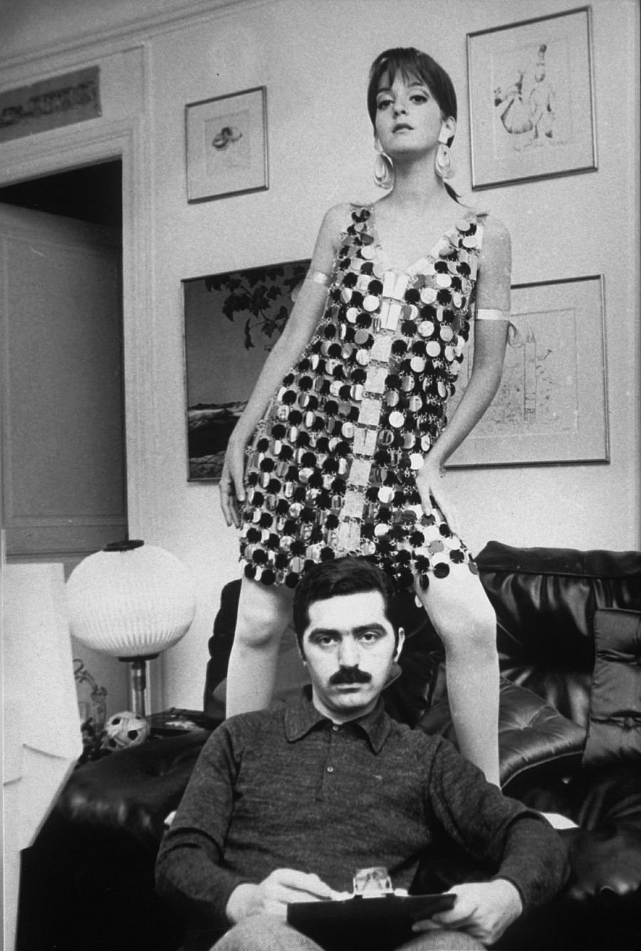 Paco Rabanne con una de sus modelos