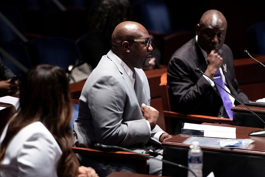 Philonise Floyd (c) testifica acompañado por Angela Underwood (i) y su abogado, Ben Crump (d)