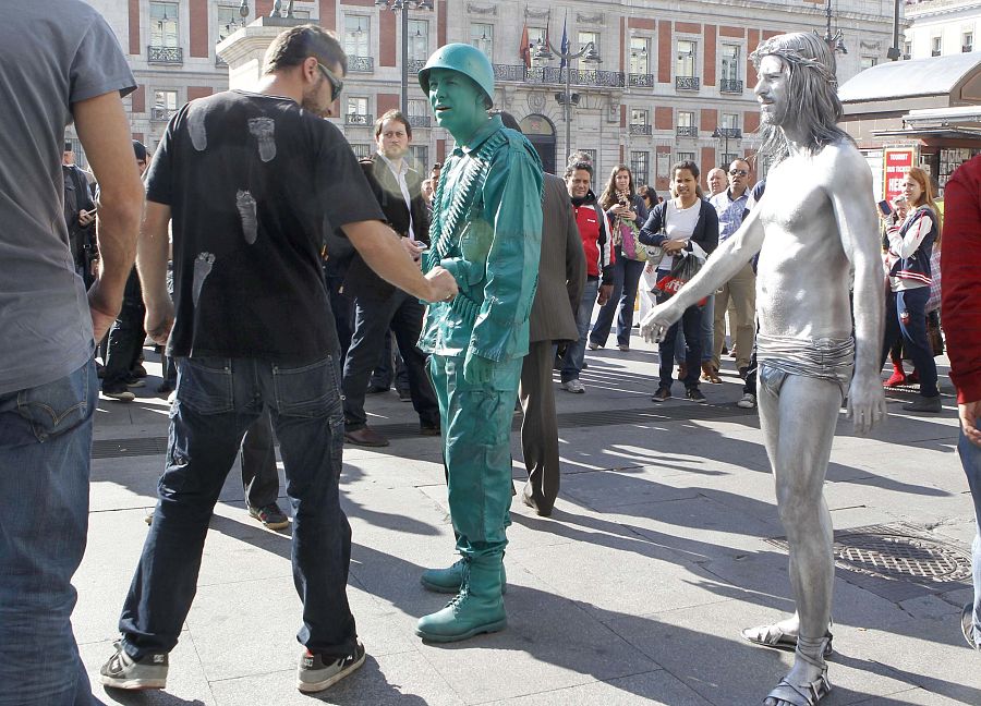 Mario Casas y Hugo Silva en el rodaje de "Las brujas de Zugarramurdi" en Madrid