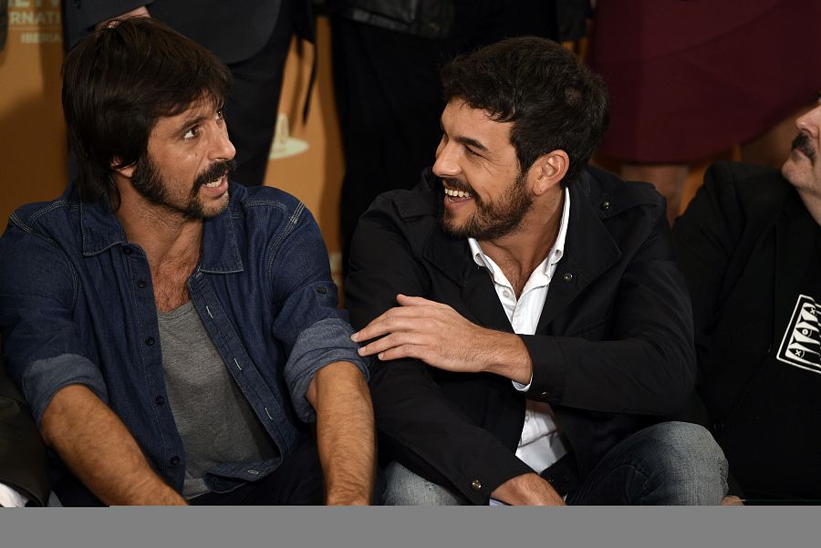 Hugo Silva y Mario Casas en el photocall de "Mi gran noche" en 2015