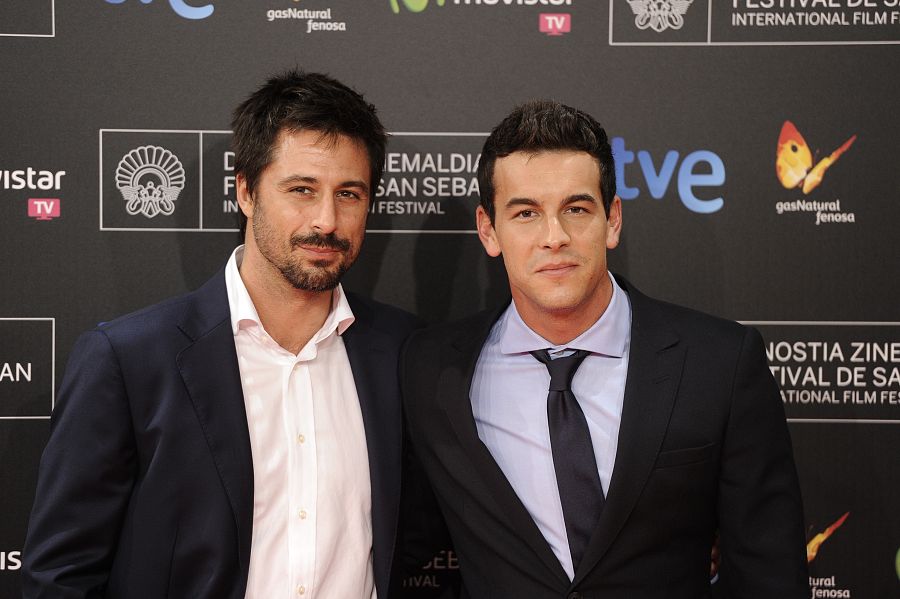 Hugo Silva y Mario Casas en la prèmiere de "Las brujas de Zugarramurdi" en el Festival de San Sebastián